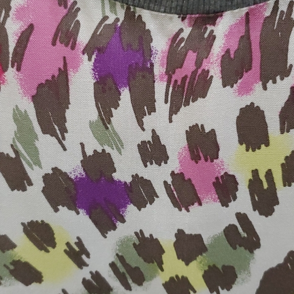 🆕 CHARLIE JADE - NWT PRINTED TOP - Picture 3 of 5